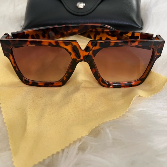 ❤️❤️❤️SOLD, SOLD,SOLD❤️❤️❤️Women fashion square letter “V” Sunglasses - Picture 4 of 6